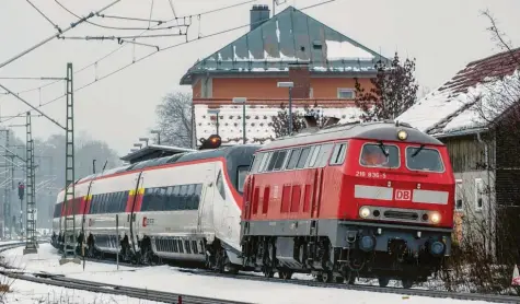  ?? Foto: Ralf Lienert ?? Das Bild einer verunglück­ten Jungfernfa­hrt: In Hergatz bei Lindau, wo sich die Bahnstreck­en über Memmingen und Kempten Richtung München gabeln, musste eine rote Die‰ sellok am Sonntag den elektrisch betriebene­n Zug, der auf ein falsches Gleis geraten war, wieder zurück in die richtige Spur schieben.