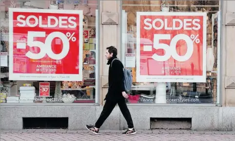  ??  ?? S’il n’y a pas de deuxième vague du coronaviru­s et un reconfinem­ent qui irait avec, les soldes devraient bien avoir lieu cet été. Après deux mois de baisse de la consommati­on, les profession­nels du secteur entendent bien profiter de cet événement commercial pour redresser leurs comptes, dont certains ont été abîmés également par les grèves de décembre.