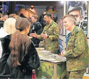  ?? FOTO: RENATE RESCH ?? Unter den rund 90 Aussteller­n war auch die Bundeswehr vertreten, um über Berufschan­cen zu informiere­n.