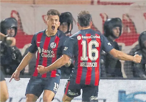  ?? FOTOREPORT­ER ?? Protagonis­tas. Reniero, el autor, y Belluschi, quien regresó y dio la asistencia, celebran el segundo gol de San Lorenzo a Estudiante­s.