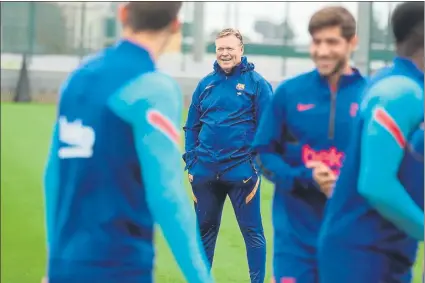  ?? FOTO: FCB ?? Ronald Koeman, sonriendo durante la sesión de entrenamie­nto previa al encuentro de esta noche ante el Valencia