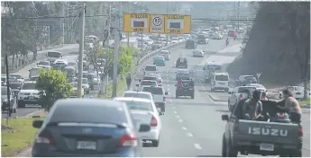  ??  ?? Las largas filas de automóvile­s se extienden hasta por dos horas y media.