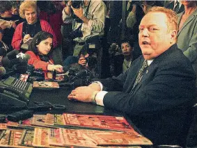  ??  ?? Denuncia Larry Flynt in una foto del 1999, quando accusò uno degli accusatori di Clinton