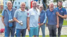  ?? FOTO: STADT TUTTLINGEN ?? Gäste aus Draguignan nehmen am Boule-Turnier des Boule-Clubs Cochonnet im Stadtpark teil.