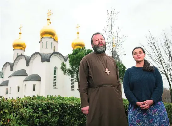  ?? JESÚS G. FERIA ?? Andrey Kordochkin y su esposa Alexandra posan frente a la Iglesia