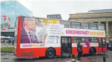  ?? FOTO: OH ?? Mit einem Bus tourt die Giordano-Bruno-Stiftung durch das Land, um für ein Ende der Entschädig­ungszahlun­gen an die Kirchen zu werben.