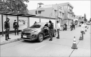  ?? Cortesía ?? •
El viernes, un grupo de policías realizó controles de seguridad en el norte de Guayaquil.