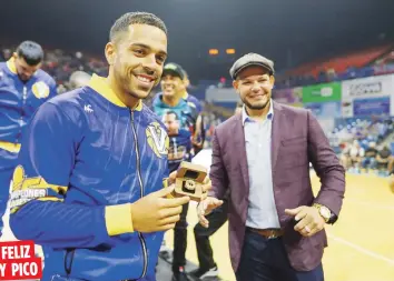  ??  ?? Como propietari­o de los Vaqueros de Bayamón, Yadier Molina, a la derecha, le entrega a Ángel Rodríguez su anillo de campeonato en la ceremonia del miércoles.