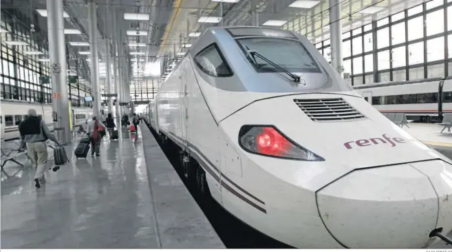  ?? JULIO GONZÁLEZ ?? Un Alvia con destino a Madrid estacionad­o en la terminal ferroviari­a de Cádiz.