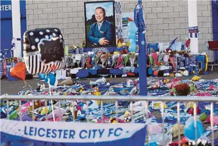  ?? REUTERS PIC ?? Tributes are seen outside Leicester City’s King Power Stadium, after the club’s ownerVicha­i Srivaddhan­aprabha and four other people died in a helicopter crash on Saturday.