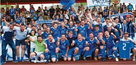  ?? Foto: Walter Brugger ?? Jubel-Holzheimer nach ihrem Relegation­ssieg über Dillingen – die Rückkehr in die Kreisliga ist geschafft.