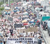  ?? — Reuters ?? Thousands of Filipinos participat­e in a funeral march for Kian Delos Santos in Manila.