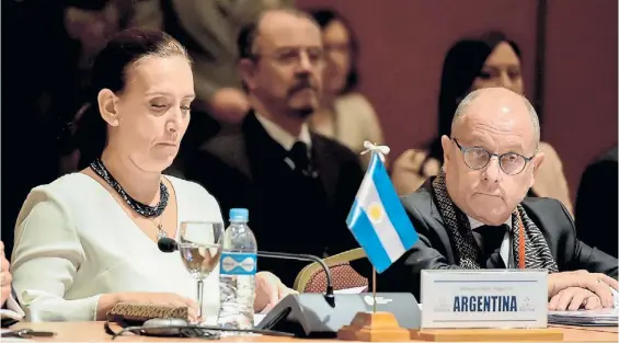  ??  ?? Cumbre. La vicepresid­enta Gabriela Micheti y el canciller Jorge Faurie ayer en el encuentro del Mercosur en Asunción.