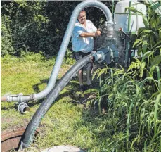  ?? FOTO: MARK HILDEBRAND­T ?? Hubert Bernhard pumpt Wasser aus einem bodenseena­hen Brunnen in eine Bewässerun­gsanlage. Mobile Anlagen wie diese kommen in der ganzen Region zum Einsatz.