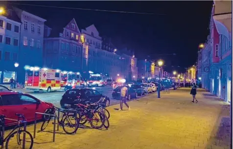  ?? Foto: Axel Mengewein ?? Blaulicht in der Maximilian­straße: Polizei und Rettungsdi­enst wurden zu einem Einsatz vor einer Bar gerufen.