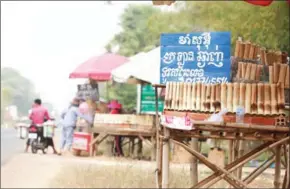  ?? HENG CHIVOAN ?? A row of kralanh stands along National Road 6, where one stretch is famous for the bamboo snacks.