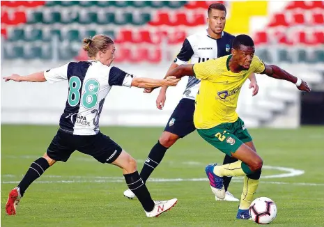  ??  ?? Diaby, do Paços deFerreira, foge à marcação de Ryan Gauld