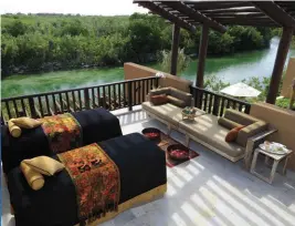  ??  ?? Derecha: Terraza con camas de spa para deleitarse con la vista de los canales mientras se disfruta de un masaje en pareja; Abajo: Spa Rainforest.