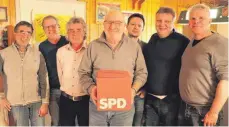  ?? FOTO: STEPPAT ?? Einige der SPD-Kreistagsk­andidaten (von links): Arno Leisen, Alwin Burth, Hermann Seifried, Pierre Barcon, Albert Maksuti, Jörg Alexander und Martin Schmitt.