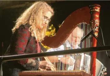  ?? Foto: Maria Schmid ?? Geli Huber und Otto Göttler sorgten mit ihrer „Unverschäm­ten Weihnachts­musik“für manchen Lacher, der dem Publikum im Ramminger Braustadel dann aber auch wieder im Halse stecken blieb.