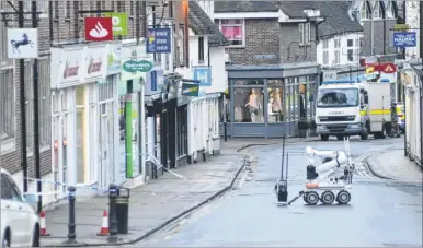  ?? Picture: Bob Kitchin ?? A bomb disposal robot heads towards the Santander bank in Sevenoaks