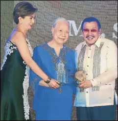  ?? JOEY VIDUYA ?? National Book Store founder Socorro Ramos receives an award as Outstandin­g Manilan from Manila Mayor Joseph Estrada and Vice Mayor Honey LacunaPang­an during a ceremony highlighti­ng the weeklong 446th Araw ng Maynila festivitie­s at the Manila Hotel the...