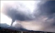  ?? EFE ?? La emisión de materiales alcanza los 3.000 metros y se prevé que la nube del volcán llegue hoy a otras islas.