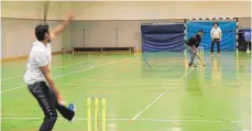  ??  ?? Beim Cricket-Training in der Argonnenha­lle wirft der „Bowler“den Ball. Der „Batsman“versucht, den Ball wegzuschla­gen.