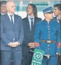  ??  ?? Carles Puyol, junto a Gianni Infantino “¡Forza Chape!”, dijo el presidente de la FIFA