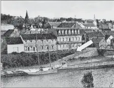  ??  ?? Area beside the Windsor House and bridge, in photo from early 1900s, where the heather was planted in 1949.