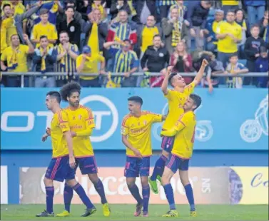  ??  ?? ALEGRÍA. Álvaro celebra el gol del triunfo cadista junto a sus compañeros José Mari, Nico y Aridane.