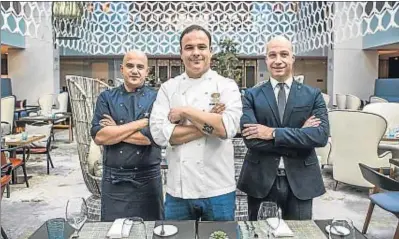  ?? LUIS TATO ?? El chef Ángel León, junto con el chef ejecutivo Ismael Alonso y el jefe de sala del BistrEau
