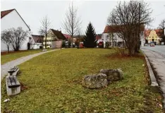  ?? Foto: Marcus Merk ?? Der Marktplatz liegt an der zentralen Vikari Kreuzung in Dinkelsche­rben. Ein Teil da von soll nun ein öffentlich­er Parkplatz werden.