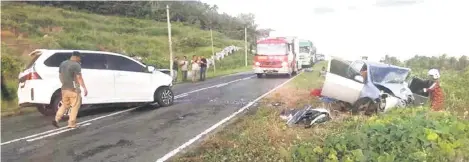  ?? ?? The two vehicles involved in the head-on collision that claimed three lives at KM35 of the Semporna-Tawau Road.