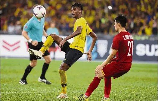  ??  ?? Positive thinking: Syamer Kutty Abba (centre) said the healthy rivalry within Johor Darul Ta’zim will only help him improve.