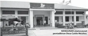  ??  ?? BANGUNAN utama pusat pentadbira­n Desa Cattle Mesilou.