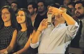  ?? MERCÈ GILI ?? Arrimadas y Rivera –haciendo una foto con el móvil– en Manresa
