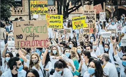  ?? LLIBERT TEIXIDÓ ?? Protesta de metges interns residents per les seves condicions laborals al setembre a Barcelona