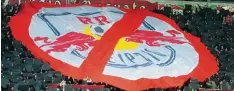  ?? Foto: Ulrich Wagner ?? RB Leipzig, der vom Getränkeko­nzern Red Bull gelenkte Bundesligi­st, ist für viele FCA Anhänger, besonders aus der Ultraszene, ein rotes Tuch.