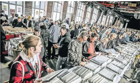  ?? FOTO: ANDREAS ENDERMANN ?? Die Schallplat­tenbörse im Stahlwerk ist immer sehr beliebt.