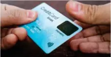  ?? FOTO: MOSTPHOTS ?? VARNING. Lämna aldrig över ditt bankomatko­rt till en okänd person, varnar polisen.