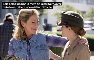  ??  ?? Edie Falco incarne la mère de la militaire, avec qui elle entretient une relation difficile.