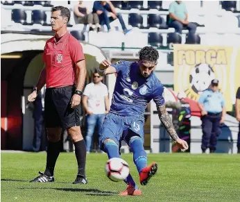  ??  ?? Alex Telles foi exímio na marcação do livre que resultou no 1-0 para o FC Porto