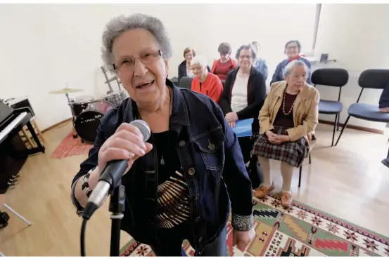  ?? PAULO SPRANGER/GLOBAL IMAGENS ?? a Maria Lisete Rodrigues, 84 anos, canta na banda A Voz do Rock em Viseu e tem uma loja na cidade