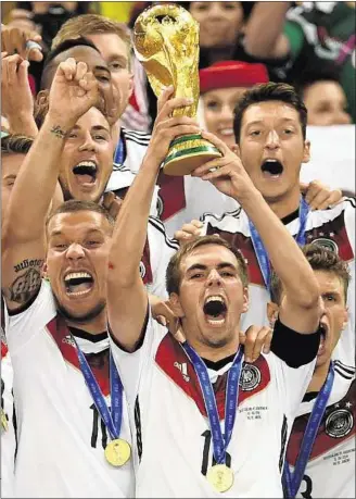  ??  ?? Schön war’s! Weltmeiste­r Philipp Lahm reckte im Juli 2014 jubelnd den WM-Pokal in die Höhe.