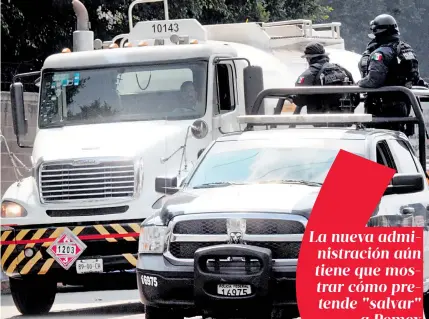  ?? MUÑOZ ?? La Policía Federal y las Fuerzas Armadas custodian la distribuci­ón de combustibl­e por medio de pipas/ERNESTO