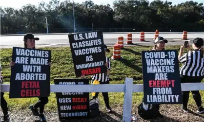  ?? Photograph: Chandan Khanna/AFP/Getty Images ?? People protest against the Covid-19 vaccine in Tampa, Florida, on 7 February.