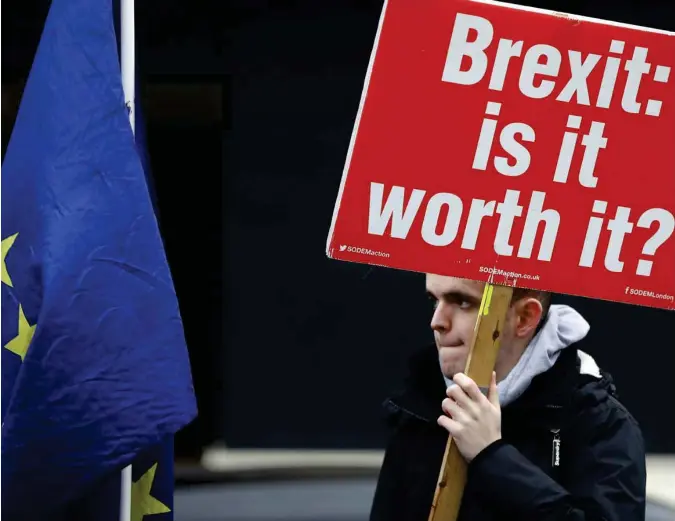  ?? FRANK AUGSTEIN, AP/SCANPIX ?? Ikke alle er like sikre på at brexit er en god idé. Hvor mye skal britene betale for å oppnå en først og fremst symbolsk suverenite­t?