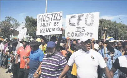  ?? Picture: Brian Sokutu ?? DEMANDING DELIVERY. Residents protest at the City of Ekurhuleni chambers this week.