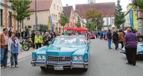  ?? Archivfoto: Ivanka Williams Fuhr ?? Schon im September 2014 gaben sich auf der Fuggerstra­ße in Schwabmünc­hen Oldtimer aus verschiede­nen Epochen ein Stelldiche­in.